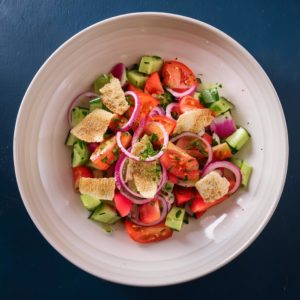 Cette salade de légumes aux pains pita croustillants sera relevé par le Sumac