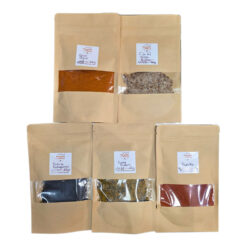 Melange Cajun, Curry Breton, Poivre de Madagascar, Paprika, fleur de sel aux épices grillées, cinq épices incontournables regroupées dans une box