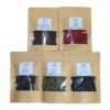 Box Poivres d’Ailleurs Comptoir des Arômes, avec baies roses, poivre long Java, poivre vert, poivre de Timut et poivre Maniguette de Guinée.