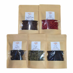 Box Poivres d’Ailleurs Comptoir des Arômes, avec baies roses, poivre long Java, poivre vert, poivre de Timut et poivre Maniguette de Guinée.