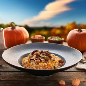 Un risotto automnale aux champignons, au potimarron, saupoudré de noisettes grillées