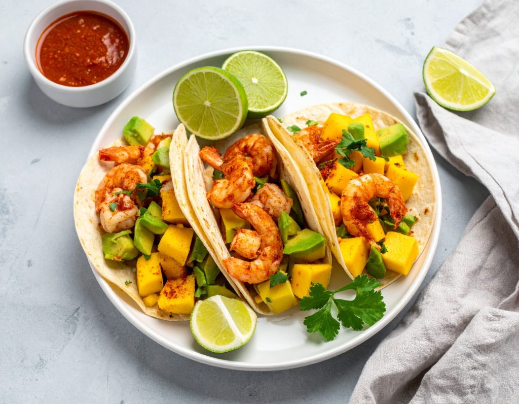 ces Tacos de crevettes au chili et sa salsa de mangue avocat vont vous régaler tout l'été