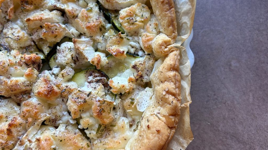 Recette de tarte aux courgettes, chèvre frais et tomates séchées avec pâte brisée aux épices
