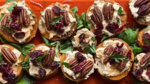 Rondelles de patate douce rôties, chèvre assaisonné, cranberries & pécan