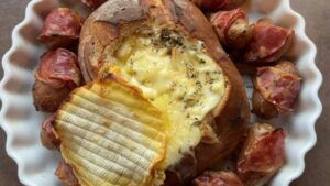 Fondue de Reblochon en miche & grenailles lardées du Comptoir des Arômes