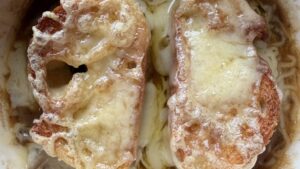 Soupe à l’oignon gratinée