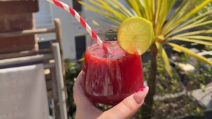 Jus de printemps à la fraise et hibiscus