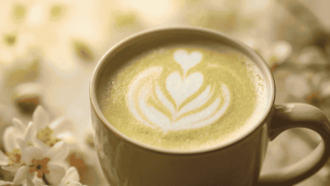 Latte printanier thé vert, pistache et fleur d’oranger