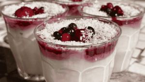 Panna cotta coco hibiscus fruits rouges