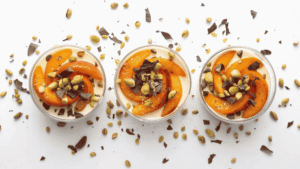 Verrines pêches et abricots rôtis crème vanille & pistaches et chocolat