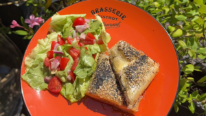 Feta croustillante accompagnée de sa salade fraîche 