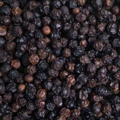 Poivre Tellicherry fumé du Comptoir des Arômes, un poivre noir intense aux notes boisées, chaudes et légèrement fumées pour relever les recettes.